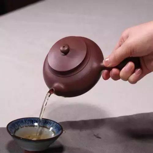 优雅又不掉盖的拿壶姿势这样操作就对了