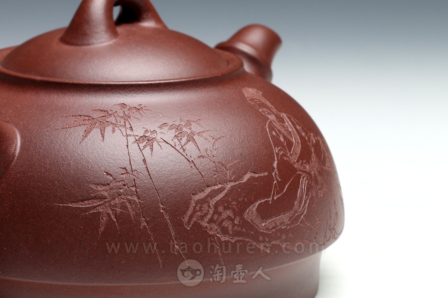 作品图片壶体正面陶刻竹叶小鸟,侧钤"清趣,癸巳年晓君镌,竹枝向上而