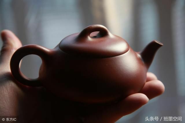 为何长期使用的紫砂茶壶，即使不放茶只倒入开水，仍茶香诱人