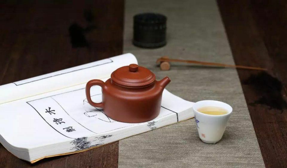 泡茶时，紫砂壶与茶杯摆放有讲究!