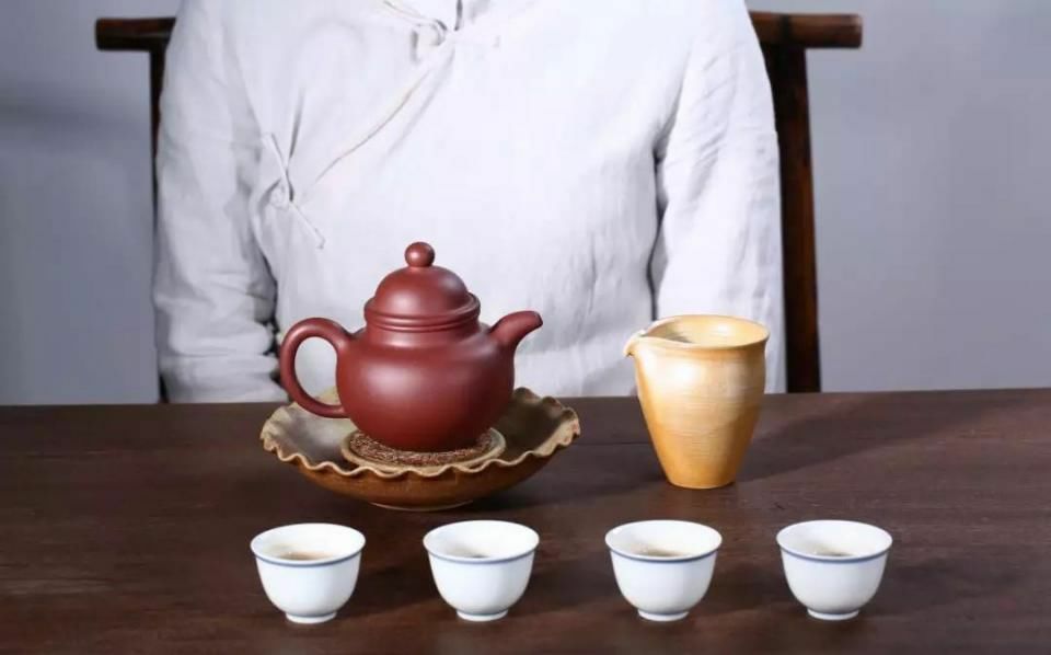 泡茶时，紫砂壶与茶杯摆放有讲究!