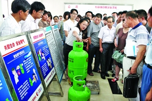 市公用事业管理局技术人员向大家介绍安全用气知识