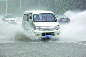 汽车驶过积水路段