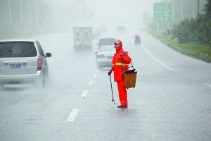 环卫工人冒雨工作