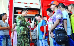 消防官兵们正在给学生们讲解消防器材的使用方法