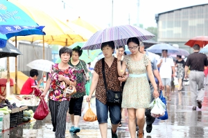 市民冒雨出行