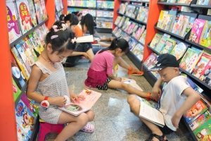 学生们正在书店看书