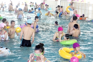 宜兴气温居高不下 市民努力搜寻清凉[图]