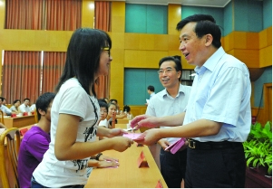 助学金发放“></p>

<p></p>

<p>昨天，我市举行2012年慈善助学金发放仪式。市领导王中苏、张立军、邵亚群、王华良、吴青峰及捐赠企业代表，把饱含社会关爱之情的43.1万元助学款，分发到100名受助学生代表的手中。发放仪式上，受助学生代表周艳发自内心地表示：“我要成为一个对社会有用的人，让这份爱得到延续，以实际行动回报社会！” </p>

<p>近年来，市委、市政府大力弘扬慈善精神，发展慈善事业，尚德行善、乐善好施的社会风尚在阳羡大地蔚然成风，特别是慈善助学活动蓬勃开展，成为全市最有影响力和号召力的慈善活动之一。自2002年以来，我市累计发放慈善助学金3566万元，受助学生达3.2万人次，全市没有一名学生因为贫困而失学、辍学。据悉，经过严格审核，今年市慈善会将拿出774.2万元资助3880名学生。即日起，善款将以不同形式陆续发放到每个受助学生手中。 </p>

<p>在发放仪式上，市委书记、市人大常委会主任王中苏指出，开展慈善助学活动，既是一项重教兴学、造福百姓的“民心工程”，也是一项播种希望、圆梦青春的“励志工程”，更是一项传承美德、促进和谐的“德政工程”。保障每个学生的受教育权利，是党委、政府的应尽之责，也是社会各界的共同心愿。虽然宜兴已经进入了现代化建设的新阶段，但是由于种种原因，一些家庭的生活还比较困难，部分学生的学业仍受到影响。全市各级都必须付出更大的努力，扎扎实实做好慈善助学工作，决不让任何一个学生因贫困而失学。各镇、园、街道要顺应社会慈善意愿和慈善能力快速增长的趋势，加大宣传力度、搭建平台载体，不断壮大慈善基金规模、提高慈善助学标准；市民政局和慈善总会要在巩固现有成果的基础上，充分整合社会资源、大力创新救助机制，努力构建“政府推动、社会参与、各方协作”的慈善助学格局；广大企业和社会有识之士要把慈善助学作为回报社会、赢得认同、提升形象的有效途径和应尽义务，满腔热忱地参与到这项播撒爱心、培育希望、成就梦想的伟大事业中来。</p>

<p>王中苏还殷切希望受资助的同学珍惜机遇，把勤奋学习作为人生进步的重要阶梯，发奋读书，努力成为学识丰厚、视野开阔、品格高尚的人；把这份关爱之情转化为心怀感恩、奉献社会的强大动力，练好本领，以优异的成绩报答父母的养育之恩、师长的培养之恩以及党委、政府和社会各界的帮扶之恩；在接受资助的同时，主动接过爱心“接力棒”，在力所能及的范围内，满腔热忱地投身公益、帮助别人，将助人为乐的美德发扬光大，为建设幸福宜兴、促进社会和谐注入源源不断的动力。 图为慈善助学金发放仪式现场。 （耿蕾/文 仇洪生/摄）</p></div>
			</div>
			<div class=