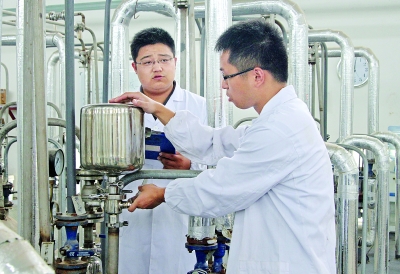 技术人员正在微生物活菌剂生产线上工作
