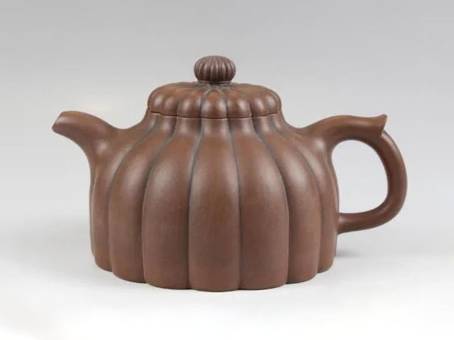 中国宜兴陶瓷博物馆收藏的王寅春紫砂壶