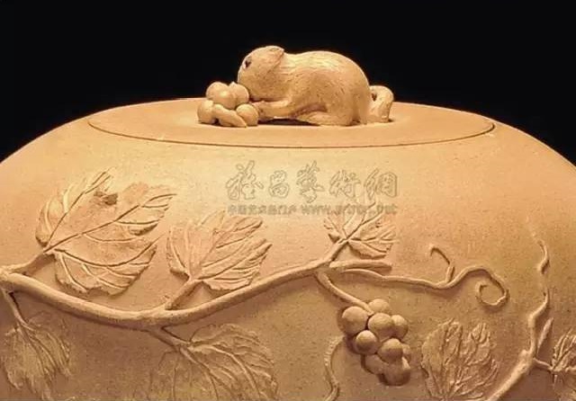 裴石民松鼠葡萄壶