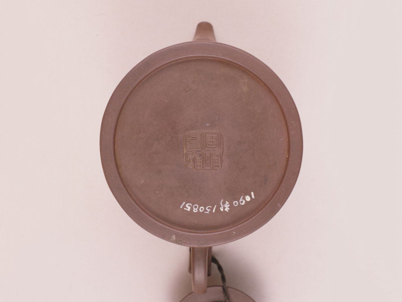 宜兴窑“阿曼陀室”款紫砂描金山水纹茶壶