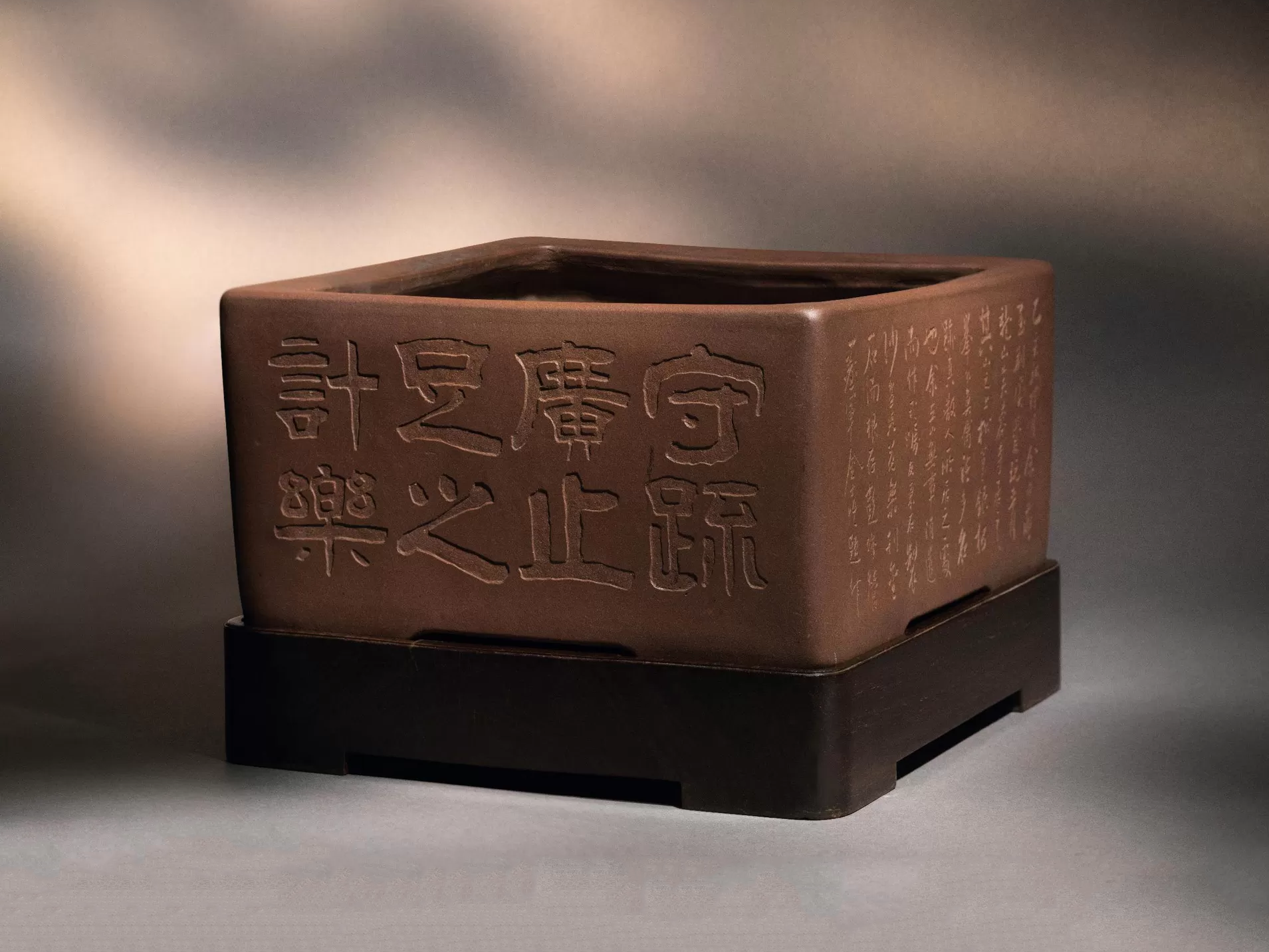 王东石与金士恒合作的紫砂盆