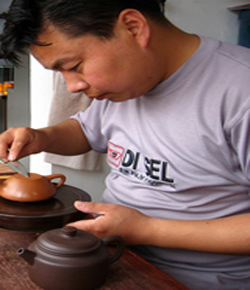 朱国强,又名国祥,1972年生于宜兴,大专文化,宜兴紫砂一厂,国家级高级