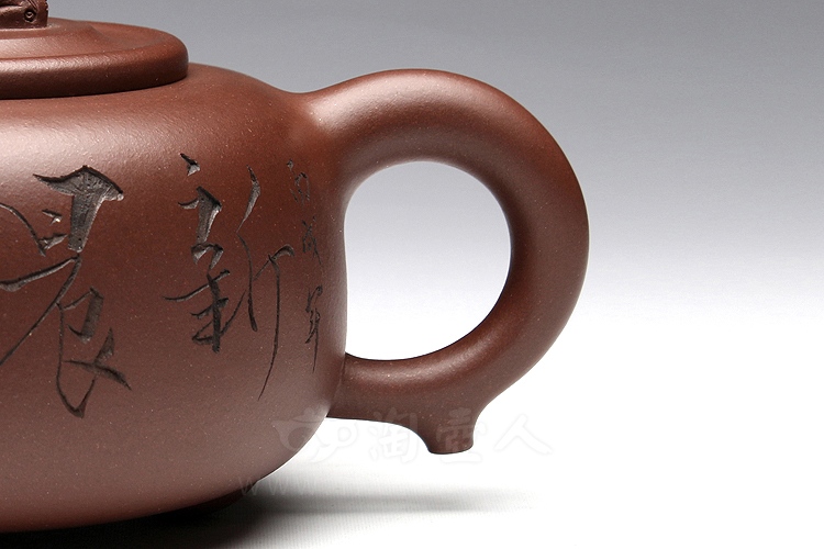 瑞狮壶(与范曾合作)