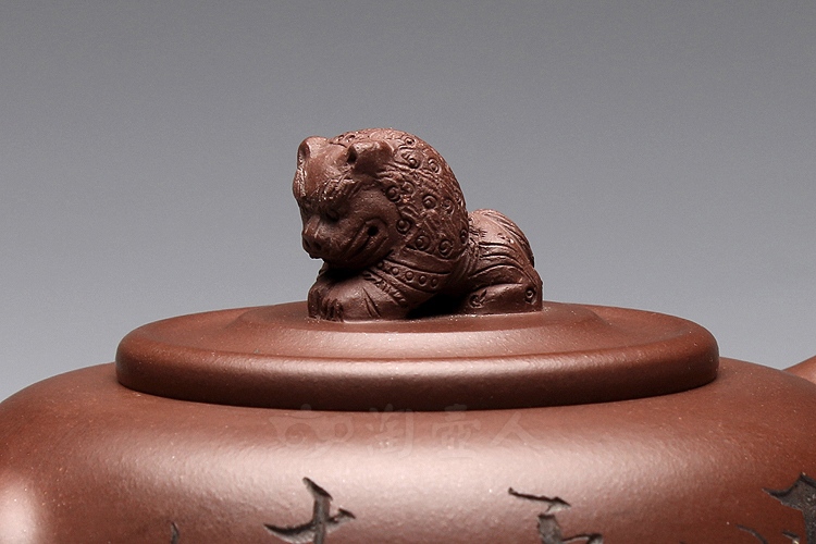 瑞狮壶(与范曾合作)