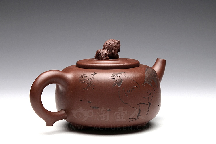 瑞狮壶(与范曾合作)