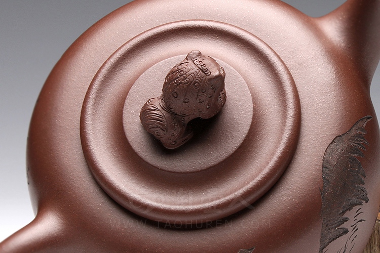瑞狮壶(与范曾合作)