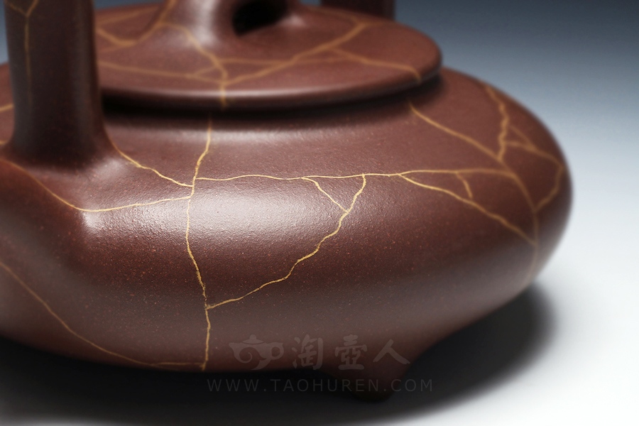 宜兴紫砂壶名家周伯娟的紫砂壶《问道提梁》图片