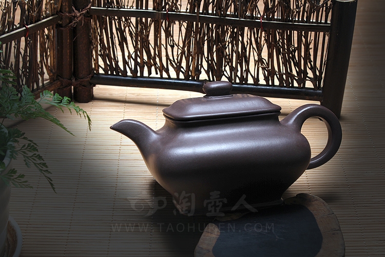 宜兴紫砂壶名家邵顺生的紫砂壶《四方虚扁》图片