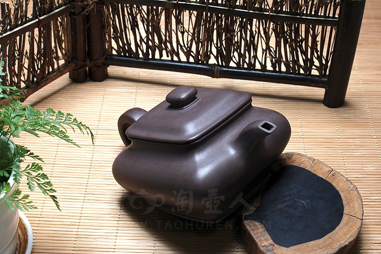 宜兴紫砂壶名家邵顺生的紫砂壶《四方虚扁》图片