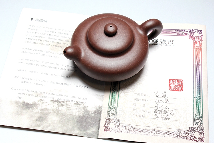 袁国强老师此款《古溪》壶,原矿拼紫调砂泥料老沉,粗犷古拙,很有味道