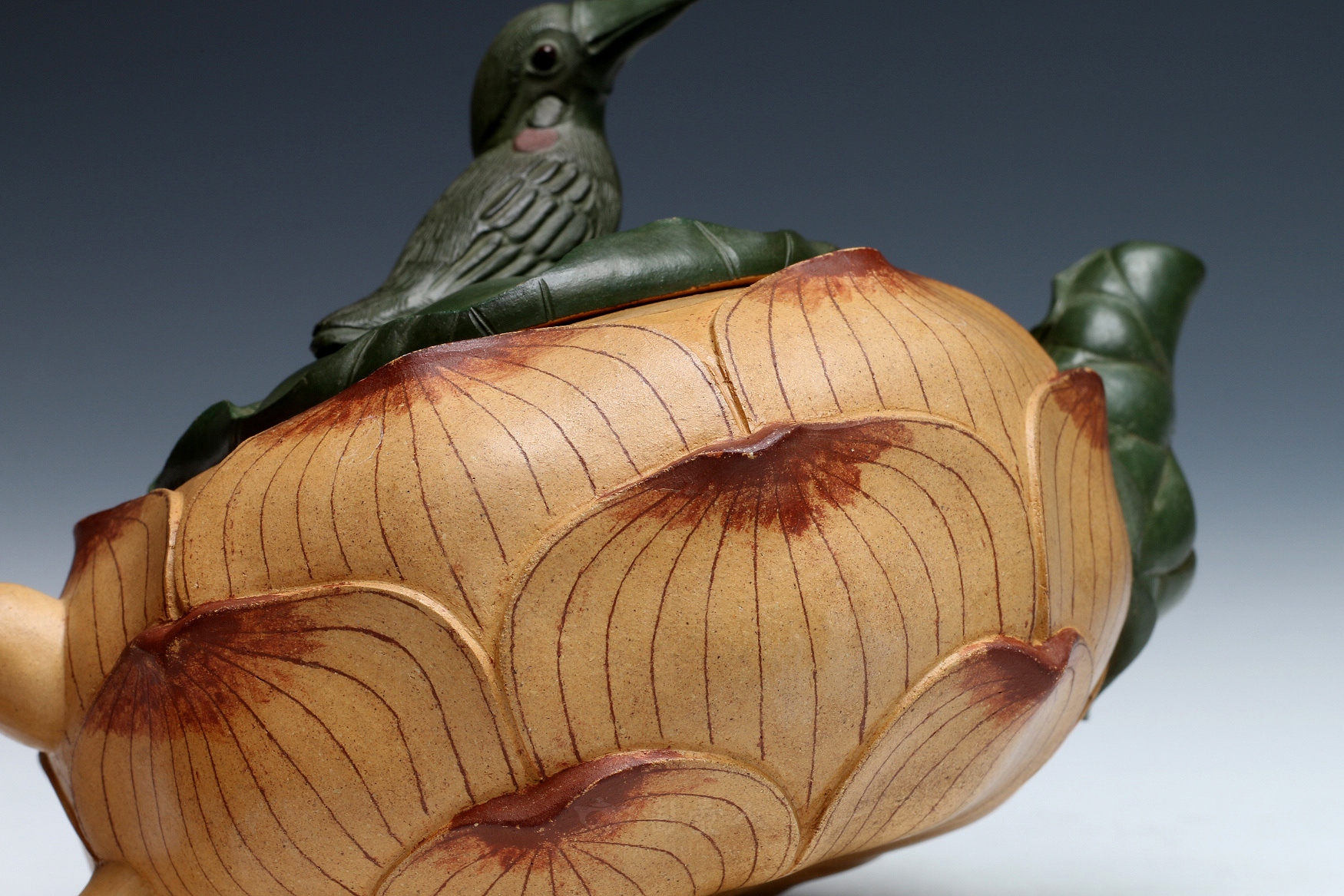 宜兴紫砂壶名家高建芳作品《翠鸟莲花》