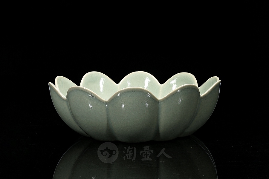 莲花深腹盘