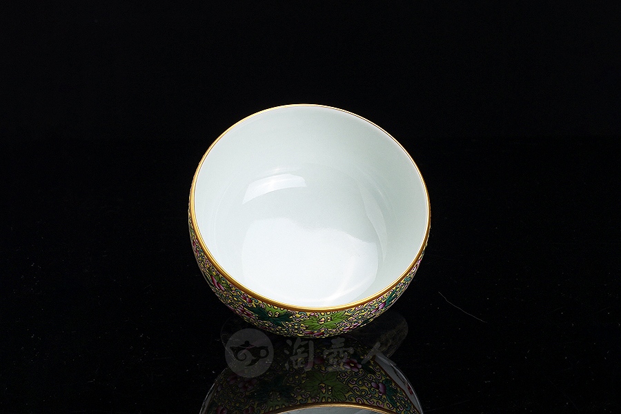 珐琅彩开光花卉苑杯