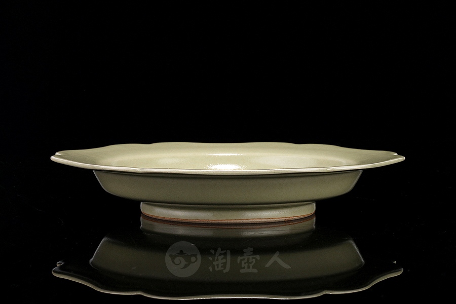 越窑秘色釉海棠口折腰承盘