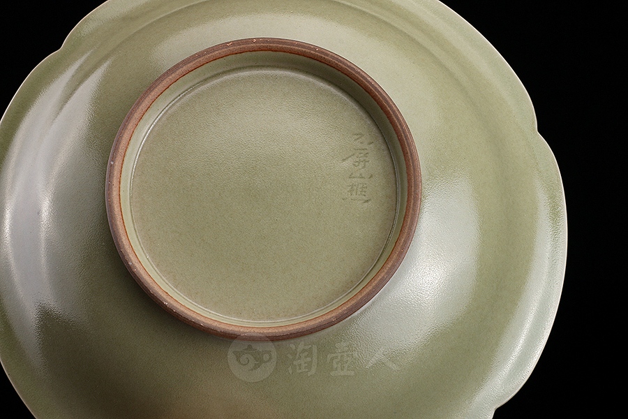 越窑秘色釉葵口承盘(小)