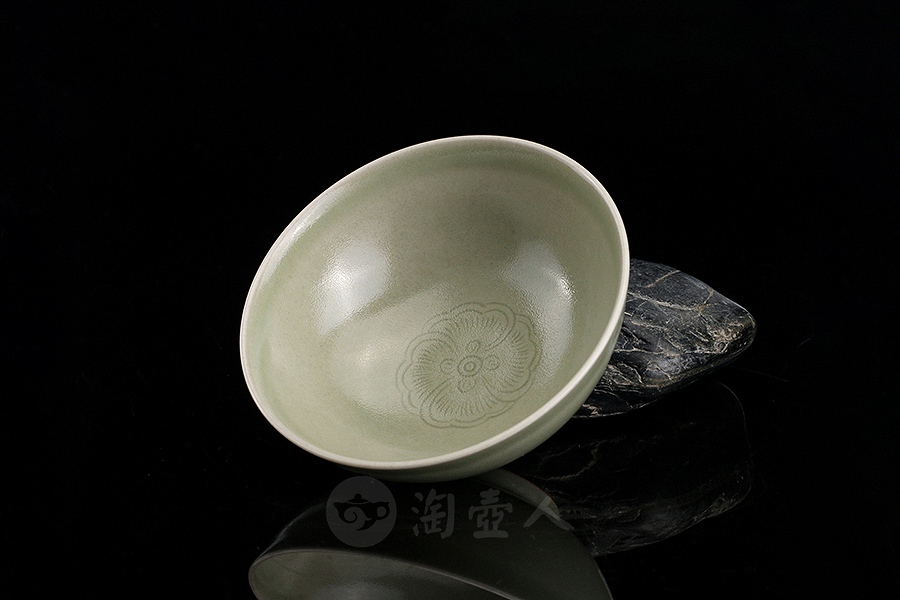 越窑秘色釉细线划花圆口盏