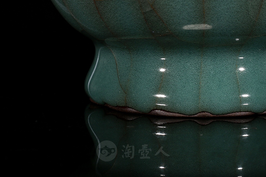 双耳葵口铁胎百财瓶(小)