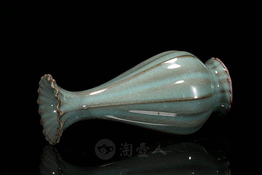 抽角菱花铁胎百财瓶