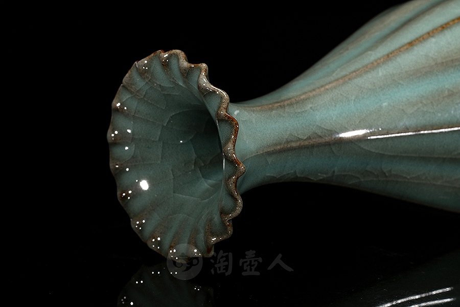抽角菱花铁胎百财瓶