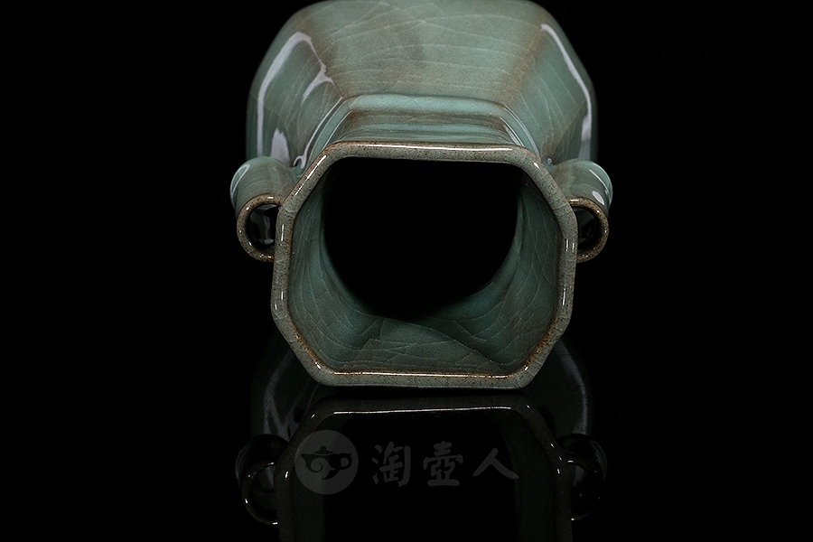方尊铁胎贯耳瓶
