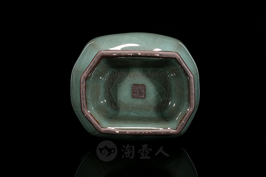 方尊铁胎贯耳瓶