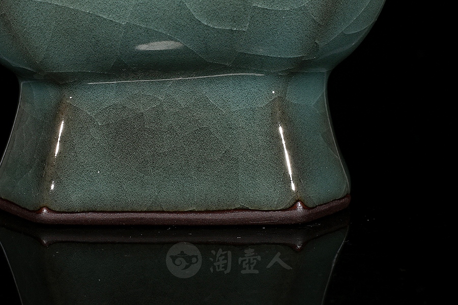 方尊铁胎贯耳瓶