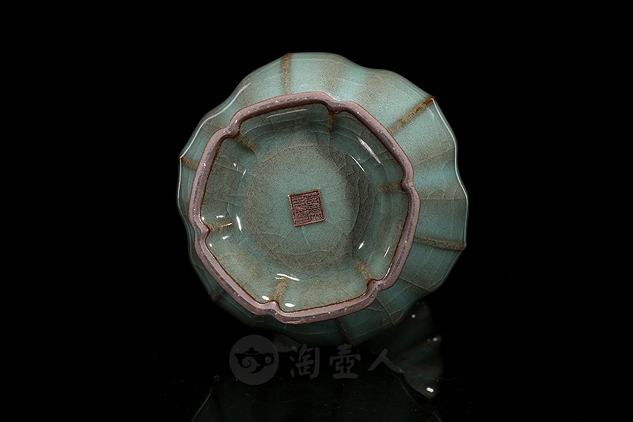 抽角菱花铁胎百财瓶