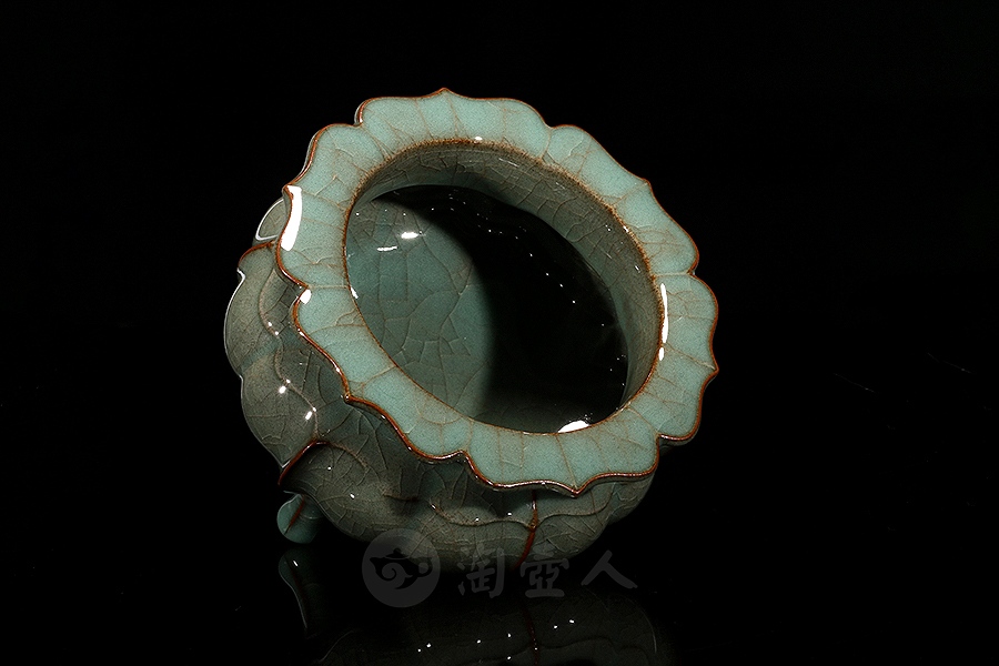 铁胎葵口炉