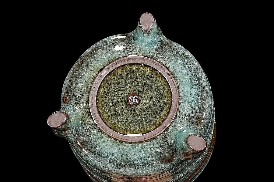 弦纹冰裂三足炉