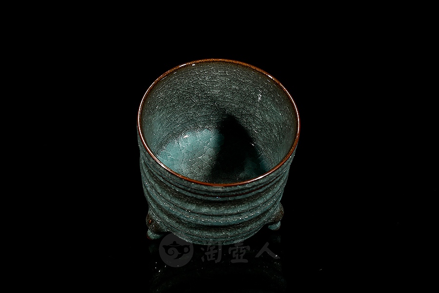 弦纹冰裂三足炉