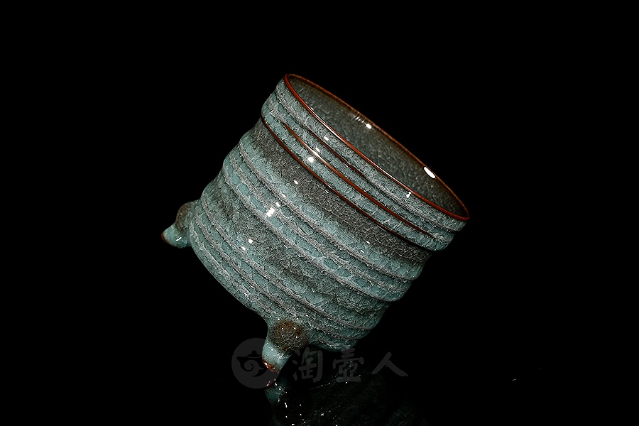 弦纹冰裂三足炉