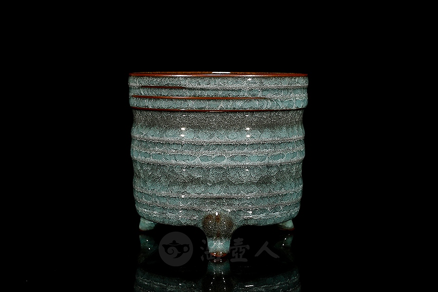 弦纹冰裂三足炉