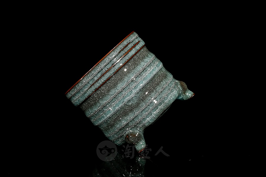 弦纹冰裂三足炉