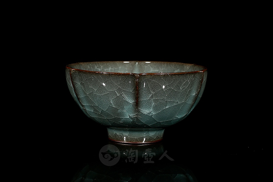 莲纹冰裂品茗杯