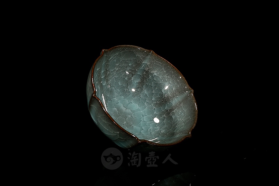莲纹冰裂品茗杯