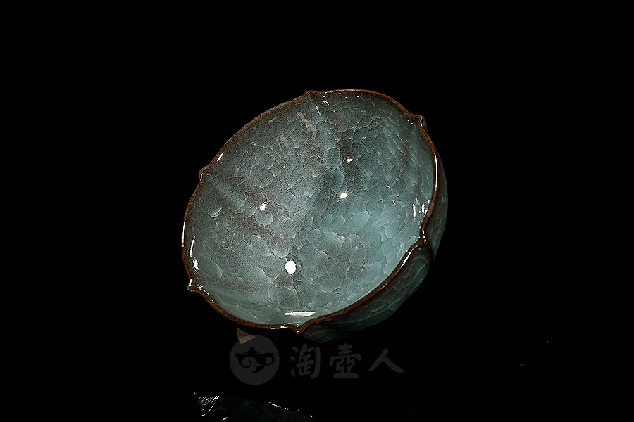 莲纹冰裂品茗杯