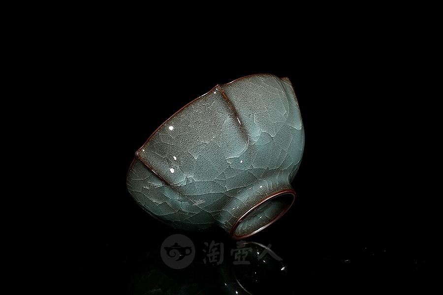 莲纹冰裂品茗杯